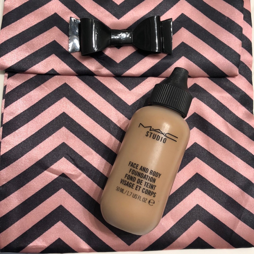 MAC Face & Body C6 Foundation Like New